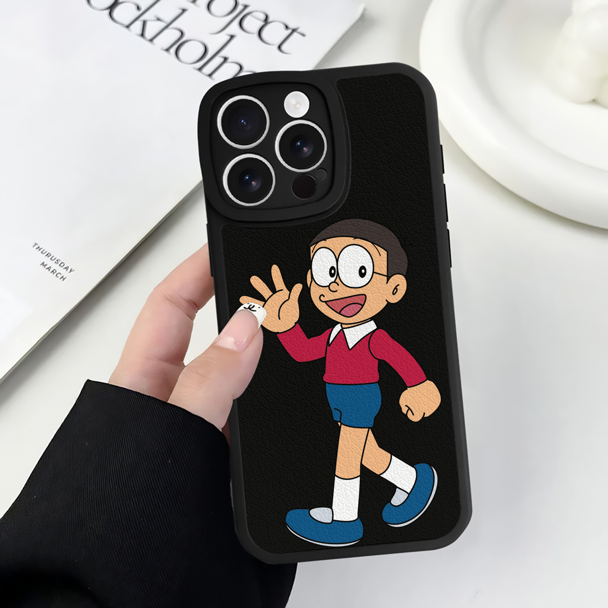 （画像用） ドラえもん 野比 のび太 Doraemon Nobita Nobi 【iPhone 16シリーズ対応】シリコンスマホケース（レザー調） 材質：シリコン